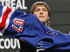 Ruský útočník Alexej Čerepanov, sedmnáctka loňského draftu, obléká dres New Yorku Rangers.