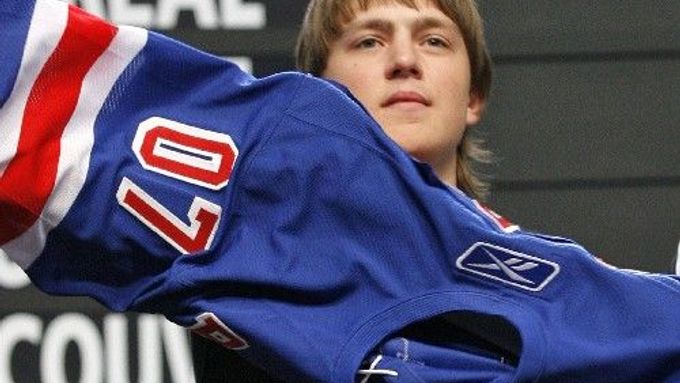 Svůj velký sen, nastoupit v NHL, si už Alexej Čerepanov nesplnil. Snímek z loňského draftu, kde mladý hokejista oblékl dres Rangers.