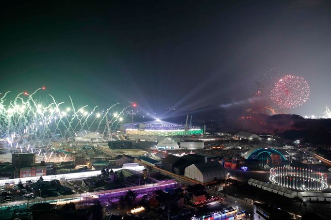 Slavnostní ohňostroj na závěr úvodního ceremoniálu her v Pchjongčchangu 2018