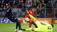 Liga mistrů 2022/23, Bayern - Plzeň: Marián Tvrdoň chytá šanci Jamalu Musialovi