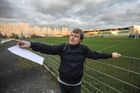 Fotbalová hřiště, kde vyrůstal Rosický, mají ustoupit novým bytům. Místní jsou proti