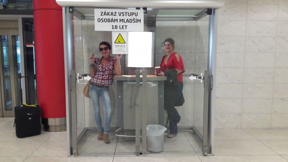 Slovenka Silvia Srnková (vlevo) by raději seděla v kavárně. Jana Fryčková vpravo je ráda, že je aspoň nějaká možnost ulevit si cigaretou od stresu.