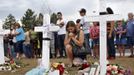 A woman prays at a memorial for victims behind the theater where a gunman opened fire on moviegoers in Aurora, Colorado July 22, 2012. President Barack Obama travels to Colorado on Sunday to meet families bereaved after a "demonic" gunman went on a shooting rampage at a movie theater in a Denver suburb, killing at least 12 people and wounding 58. REUTERS/Shannon Stapleton (UNITED STATES - Tags: DISASTER SOCIETY CIVIL UNREST) Published: Čec. 22, 2012, 10:50 odp.