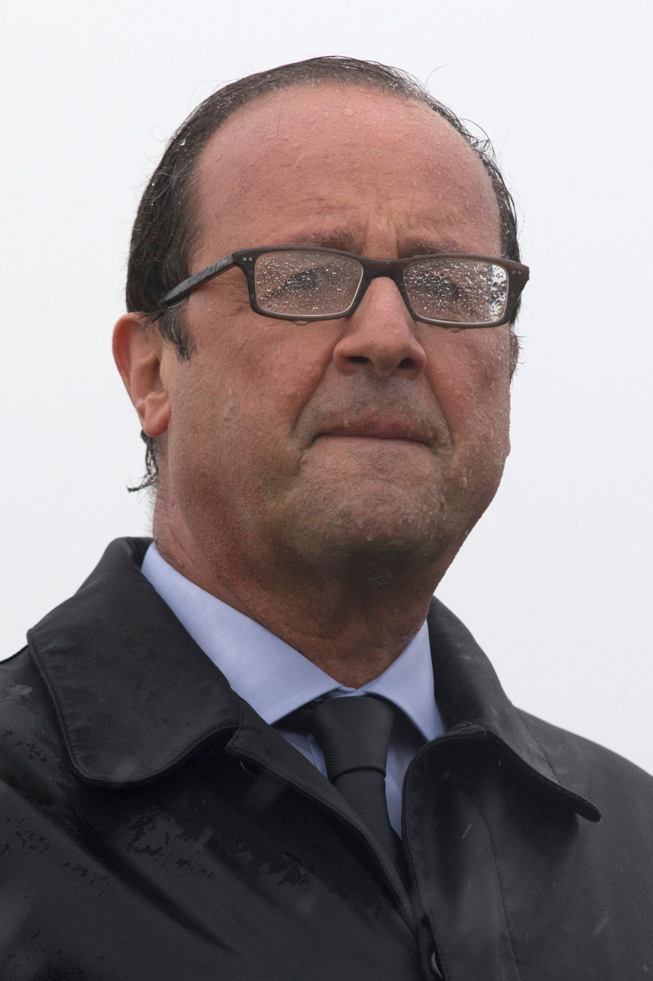Zmoknutý Francois Hollande.