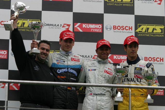 Besídka budoucích pilotů F1 (od druhého zleva): Adrian Sutil, Lewis Hamilton a Lucas di Grassi.