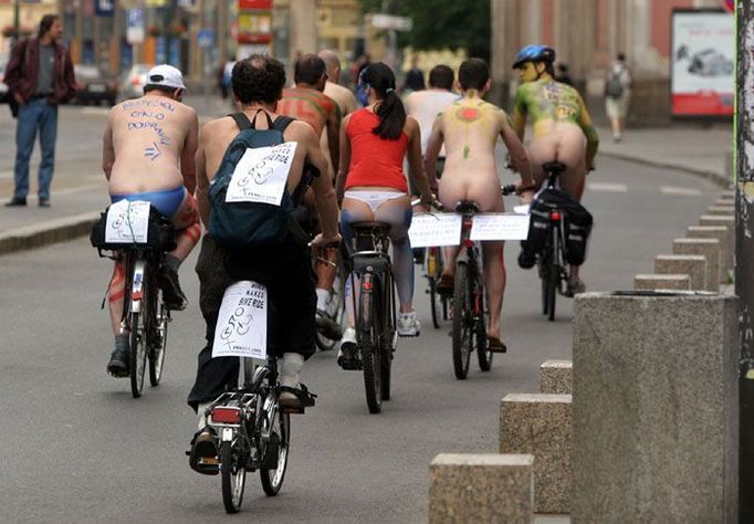 Neobvyklý peloton cyklistů projel v sobotu dopoledne centrem Prahy. Jezdci na kolech byli úplně nazí nebo jen velmi málo oblečení.