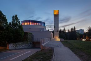 Kostel na sídlišti v Brně vznikal 30 let. Jeho věž tu v noci svítí jako Sauronovo oko