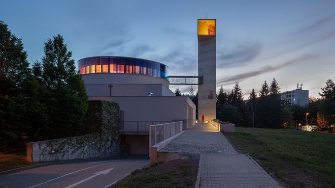 Kostel na sídlišti v Brně vznikal 30 let. Jeho věž tu v noci svítí jako Sauronovo oko