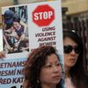 Vietnamci protestují před svou ambasádou v Praze