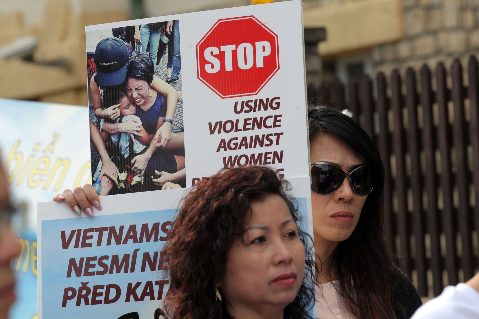 Vietnamci protestují před svou ambasádou v Praze