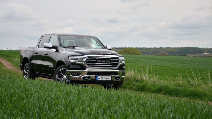 Tohle je americký ekvivalent naší Octavie. Test pořádného full-size pick-upu RAM 1500