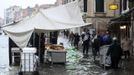 A worker transports materials during a period of seasonal high water in Venice October 27, 2012. The water level in the canal city rose to 127 cm (50 inches) above the normal level, according to the monitoring institute. REUTERS/Manuel Silvestri (ITALY - Tags: ENVIRONMENT SOCIETY TRAVEL) Published: Říj. 27, 2012, 12:23 odp.