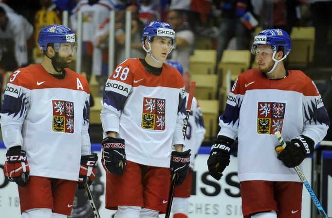 Radko Gudas, Martin Nečas a David Pastrňák vymýšlejí taktiku v poslední minutě zápasu.