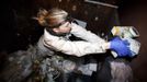 Anna-Rae Douglass, 23, a practising 'freegan', sorts through a dumpster for edible food behind an organic grocery store in Coquitlam, British Columbia April 5, 2012. A 'freegan' is someone who gathers edible food from the garbage bins of grocery stores or food stands that would otherwise have been thrown away. Freegans aim to spend little or no money purchasing food and other goods, not through financial need but to try to address issues of over-consumption and excess. Picture taken April 5, 2012. REUTERS/Ben Nelms (CANADA - Tags: SOCIETY) ATTENTION EDITORS PICTURE 17 OF 21 FOR PACKAGE 'DUMPSTER DIVING FOR FOOD' Published: Kvě. 15, 2012, poledne