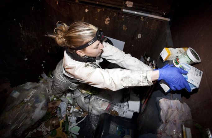 Anna-Rae Douglass, 23, a practising 'freegan', sorts through a dumpster for edible food behind an organic grocery store in Coquitlam, British Columbia April 5, 2012. A 'freegan' is someone who gathers edible food from the garbage bins of grocery stores or food stands that would otherwise have been thrown away. Freegans aim to spend little or no money purchasing food and other goods, not through financial need but to try to address issues of over-consumption and excess. Picture taken April 5, 2012. REUTERS/Ben Nelms (CANADA - Tags: SOCIETY) ATTENTION EDITORS PICTURE 17 OF 21 FOR PACKAGE 'DUMPSTER DIVING FOR FOOD' Published: Kvě. 15, 2012, poledne