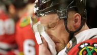 Marián Hossa stírá z tváře únavu po dalším finálovém prodloužení, které tentokrát Chicagu radost nepřineslo.