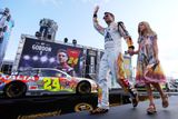 V Miami se v neděli všechno točilo kolem Jeffa Gordona. 44letý veterán se rozhodl ukončit 25leté působení v NASCAR a díky senzačnímu triumfu na nejkratším oválu celé sezony v Martinsville se jako první kvalifikoval do velkého finále.