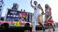 V Miami se v neděli všechno točilo kolem Jeffa Gordona. 44letý veterán se rozhodl ukončit 25leté působení v NASCAR a díky senzačnímu triumfu na nejkratším oválu celé sezony v Martinsville se jako první kvalifikoval do velkého finále.