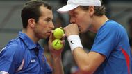 Radek Štěpánek a Tomáš Berdych během čtyřhry na Davis Cupu proti Francouzům.