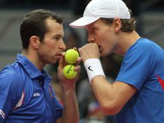Radek Štěpánek a Tomáš Berdych během čtyřhry na Davis Cupu proti Francouzům.