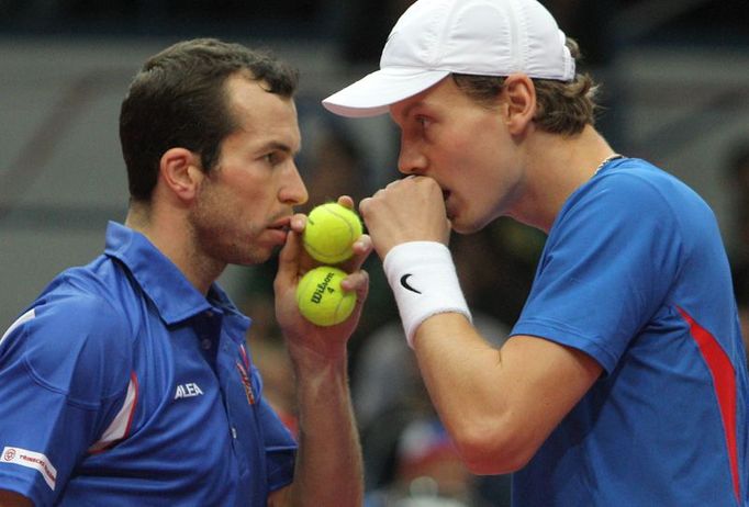 Radek Štěpánek a Tomáš Berdych během čtyřhry na Davis Cupu proti Francouzům.