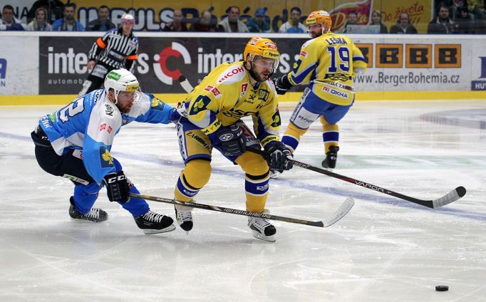 Hokej, extraliga, Plzeň - Zlín: Ondřej Kratěna (vlevo)