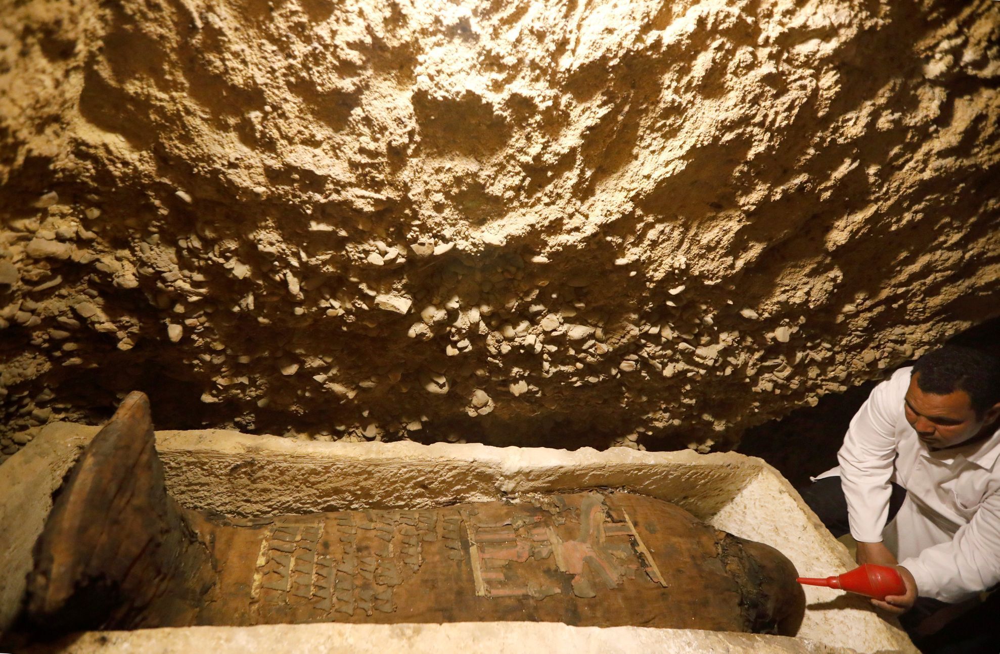 Archeologové objevili v egyptské provincii Mínjá jižně od Káhiry starověké pohřební komory, ve kterých se nachází asi 40 mumií různé velikosti i pohlaví.