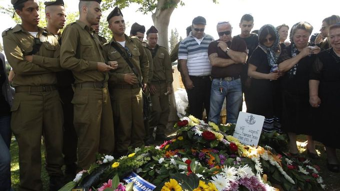 Příbuzní a kamarádi izraelského vojáka Netanela Moshiashviliho truchlí po pohřbu u jeho hrobu.