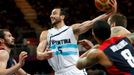 Argentinský basketbalista Manu Ginobili nahrává přes Kevina Loveho (vlevo) a Derona Williamse v utkání skupiny A na OH 2012 v Londýně.