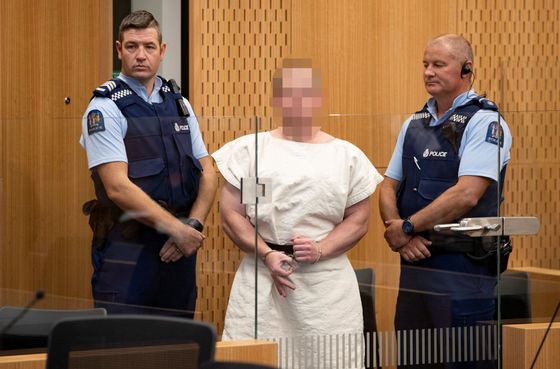 Střelec, který zabil 50 lidí v mešitě na Novém Zélandu, ukázal v roce 2019 u soudu gesto odkazující k nadřazenosti bílé rasy.