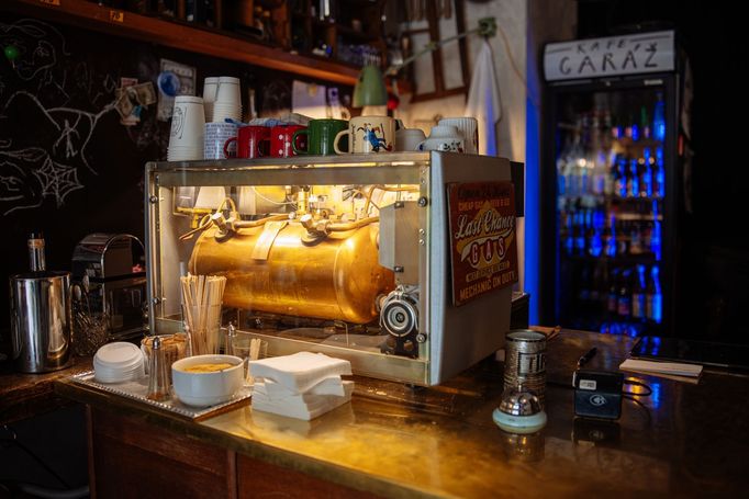 Hrníčky na kávu koupil na bleším trhu.