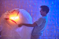 Igor Orozovič přichází s baladickou Vániční písní. V klipu kouzlí s bublinkovou fólií