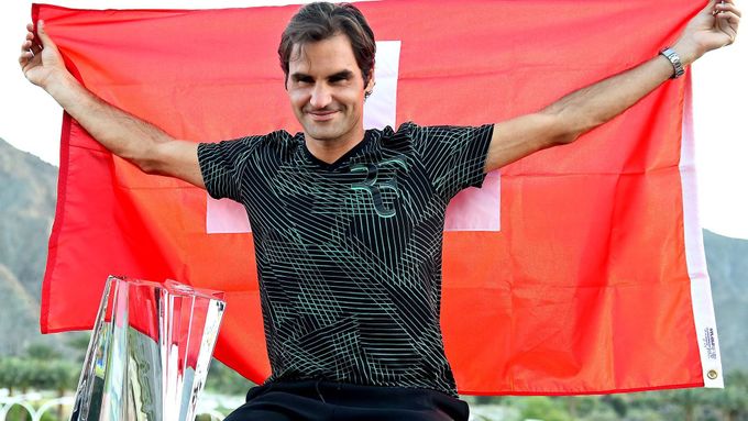 Roger Federer slaví titul v Indian Wells.