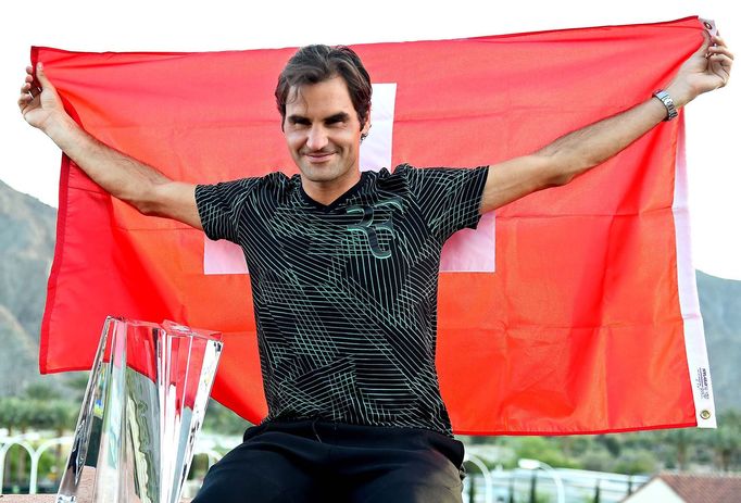 Roger Federer slaví titul v Indian Wells.