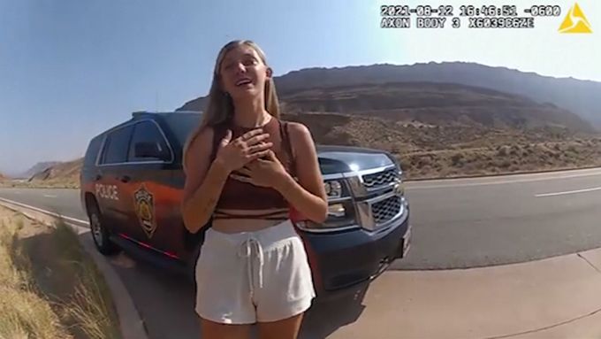 Brečící Gabby Petitovou zastavila 12. srpna po hádce s přítelem policie v Utahu. Na kameru vysvětlovali důvod rozepře.
