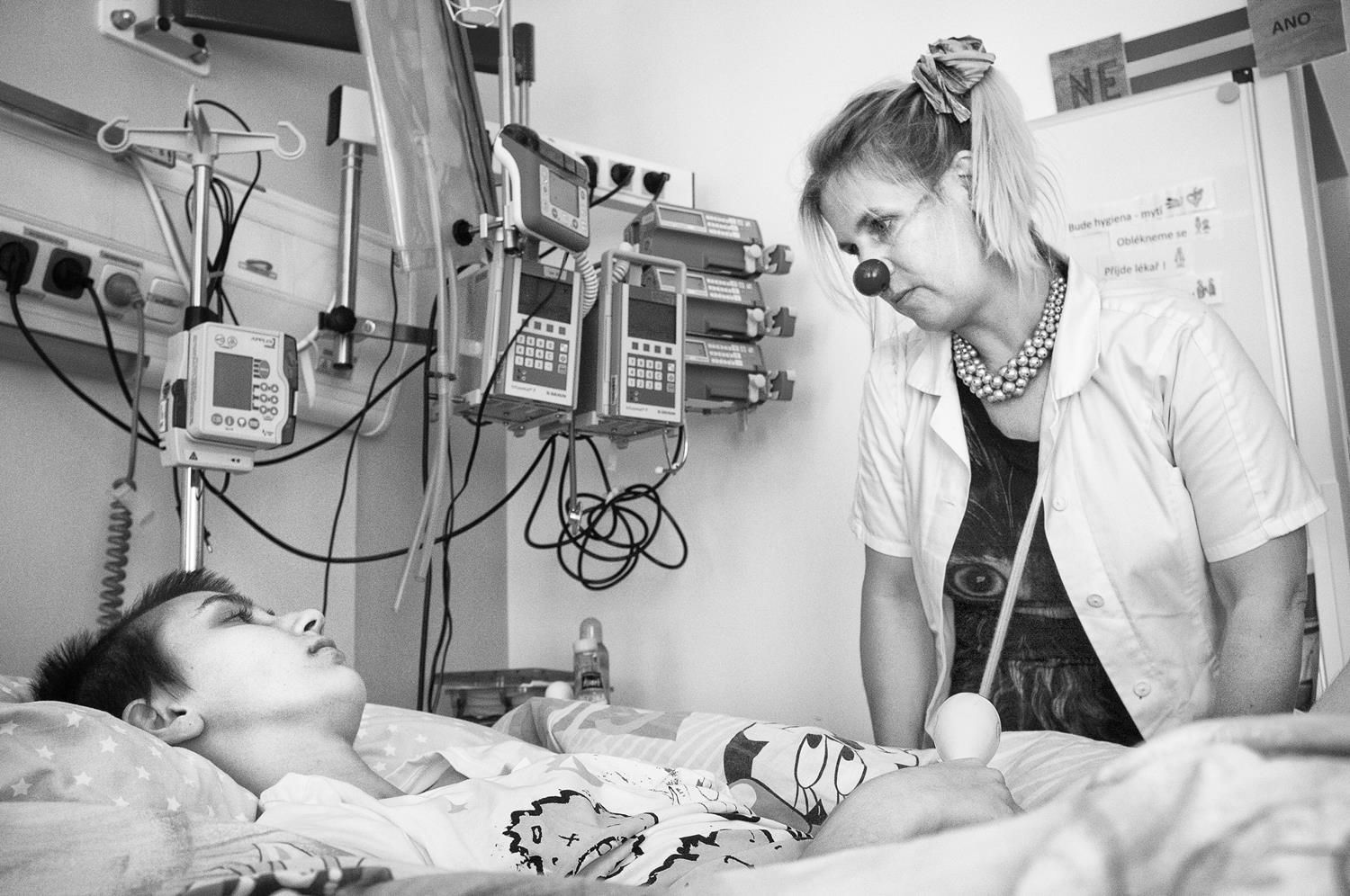 Michael Hanke: Naděje (snímky ze souboru, který vznikl na oddělení dlouhodobé a intenzivní ošetřovatelské péče pro děti v nemocnici v Hořovicích).