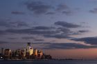 Panorama dolního Manhattanu při západu slunce 7. února.