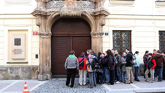 25.únor ve sněmovně pohledem Ludvíka Hradilka: Demokracie sténá