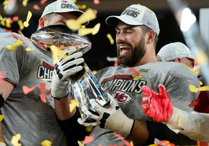 Laurent Duvermay-Tardif s Vince Lombardi Trophy po triumfu Kansas City Chiefs ve finále Super Bowlu LIV