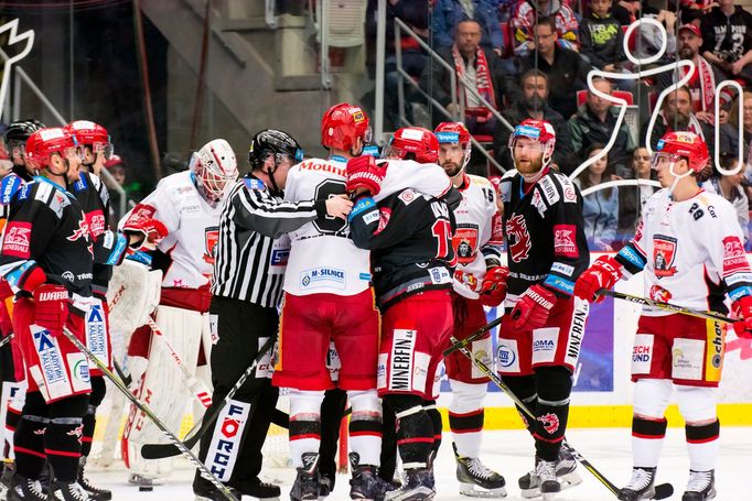 Třinec - Hradec, 4. semifinále play-off hokejové extraligy 2018: Skrumáž před hradeckou brankou