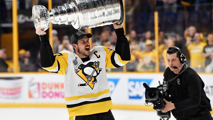 Pohár zůstává v Pittsburghu. Sidney Crosby zvedá nad hlavu Stanley Cup
