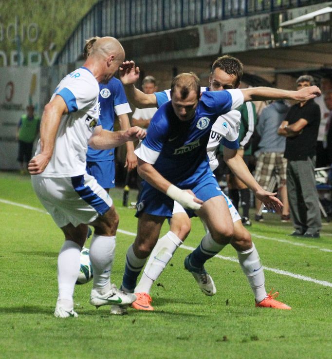 Fotbalista Slovanu Liberec Jan Nezmar brání Giuliana v utkání Evropské ligy s Dněprem Dněpropetrovsk.