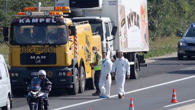 Rakousko k opatření přistoupilo po čtvrtečním hrůzném nálezu chladírenského nákladního automobilu s mrtvými těly 71 uprchlíků na dálnici zhruba 50 kilometrů východně od Vídně.