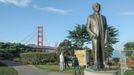 Stavba Golden Gate Bridge začala v roce 1933 pod vedením stavebního inženýra Josepha Baermanna Strause. Jeho památku připomíná socha, která stojí nedaleko mostu.