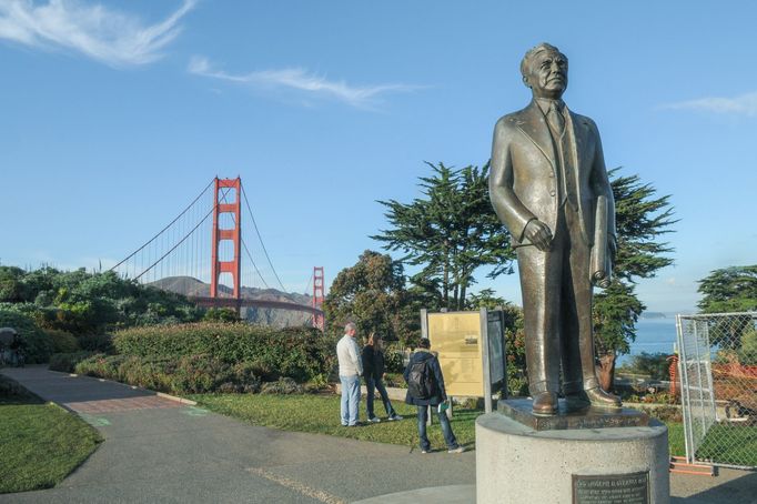 Stavba Golden Gate Bridge začala v roce 1933 pod vedením stavebního inženýra Josepha Baermanna Strause. Jeho památku připomíná socha, která stojí nedaleko mostu.