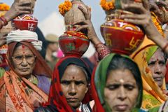 Svět má nejstarší prvorodičku: sedmdesátnici z Indie
