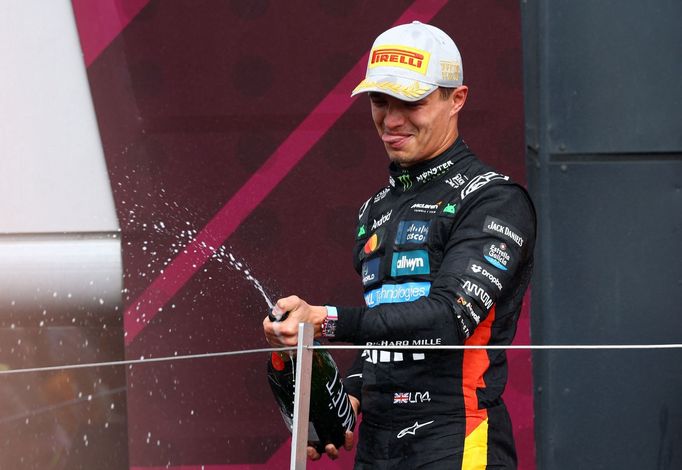 Lando Norris z McLarenu slaví triumf ve VC Británie F1 2025