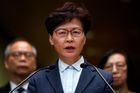 Prodemokratičtí poslanci přerušili křikem projev správkyně Hongkongu