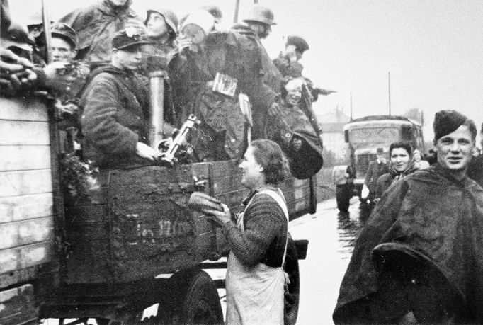 Řevnice, 6. května 1945. Příjezd kolony nákladních automobilů s příslušníky 1. pěšího pluku ROA na náměstí Victoria (dnes Krále Jiřího z Poděbrad).