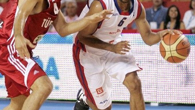 Český basketbalista Maurice Whitfield (vpravo) se snaží přejít přes Endera Arslana z Turecka.